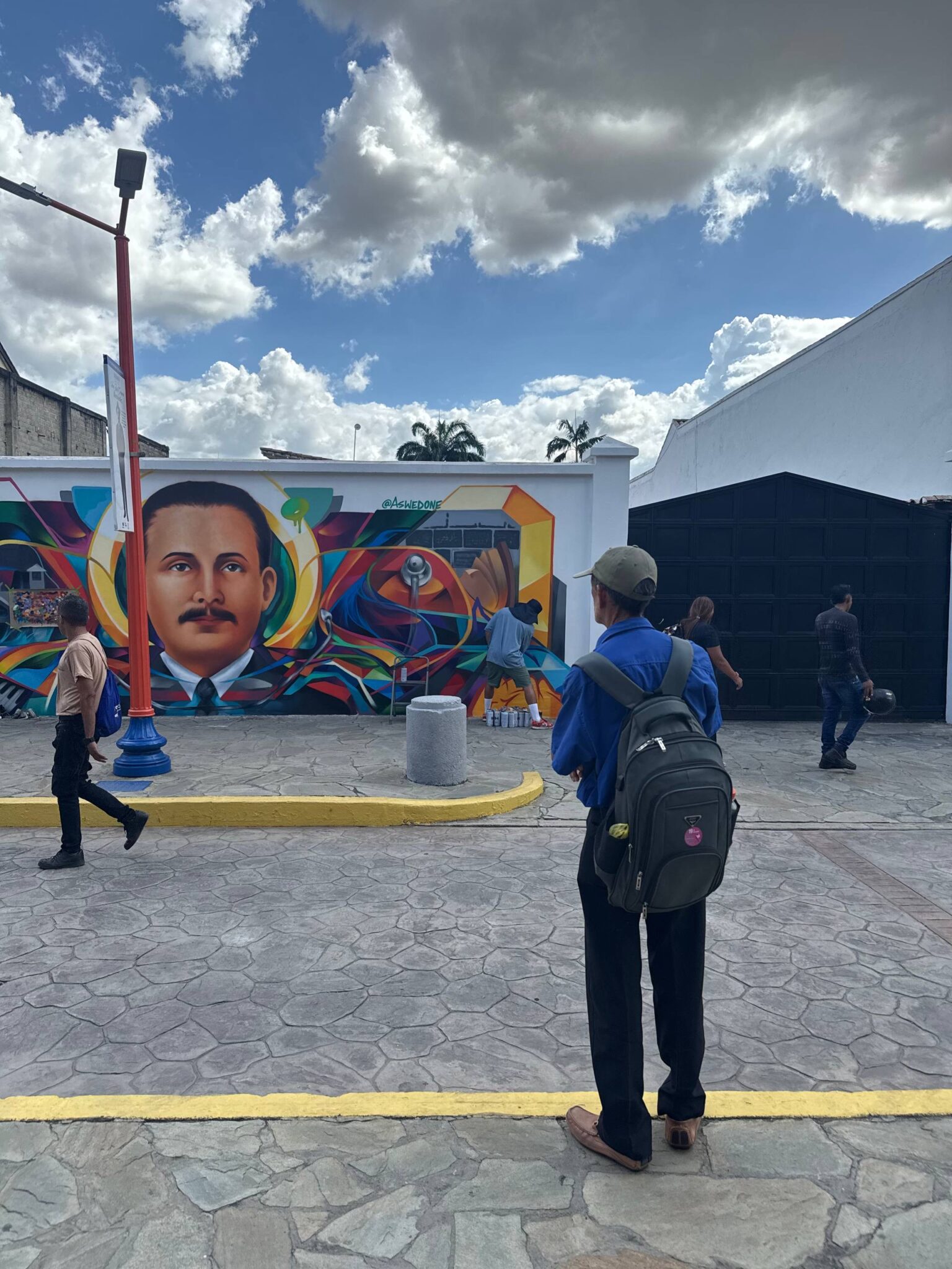 Transeunte admira mural de jose gregorio Hernandez