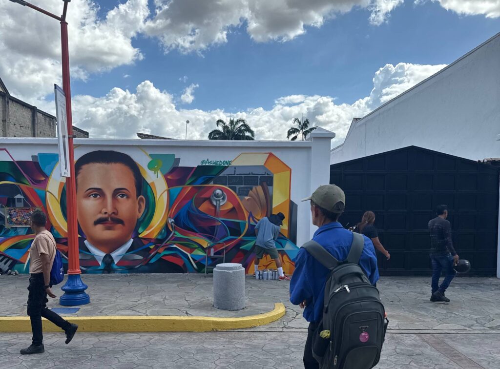 Transeunte admira mural de jose gregorio Hernandez