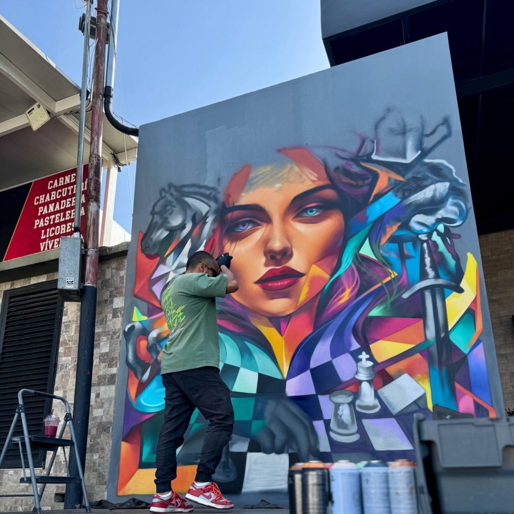 mural caiga musa del ajedrez valencia Venezuela muralismo graffiti con sprays arte urbano